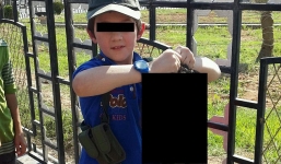 Bé trai 7 tuổi tạo dáng với... thủ cấp binh sĩ Syria